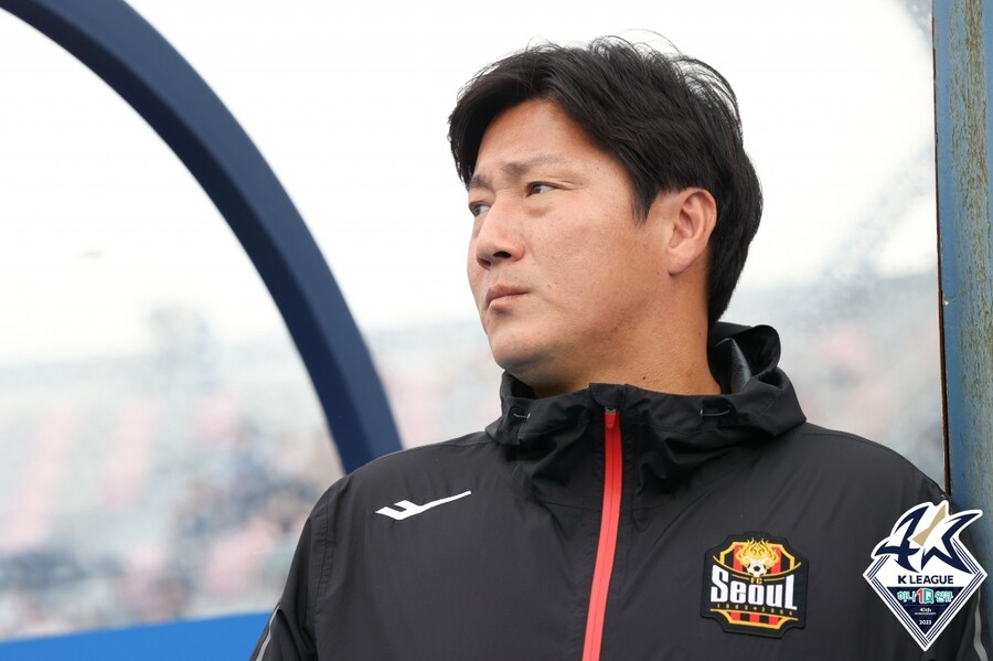 ▲ 홍명보 축구 국가대표팀 감독이 29일 오전 서울 종로구 축구회관에서 국가대표팀 감독 취임 기자회견을 가졌다. 홍명보호는 9월 팔레스타인, 오만과 2026 FIFA 북중미 월드컵 아시아 3차 예선을 통해 데뷔전을 치른다. 이를 앞두고 국내 코치진 구성을 마무리했다.  ⓒ 한국프로축구연맹