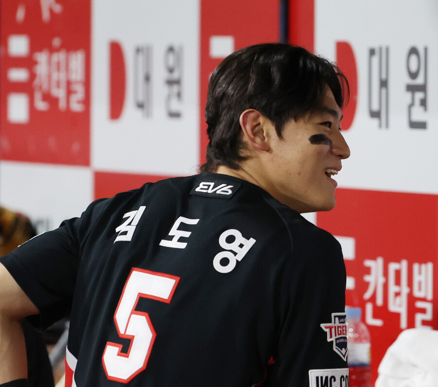 ▲ 김도영은 15일 고척스카이돔에서 열린 키움과 경기에서 5회 시즌 30번째 홈런을 터뜨리며 역대 최연소, 최소 경기 30-30 클럽 달성 신기록을 세웠다. 하지만 김도영은 관심을 모으는 40-40 도전에 대해서는 생각하지 않는다고 선을 그었다. ⓒ연합뉴스
