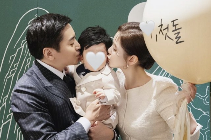 에릭♥나혜미, 子 돌잔치 사진 공개…신이 내린 머리숱도 잘생겼네