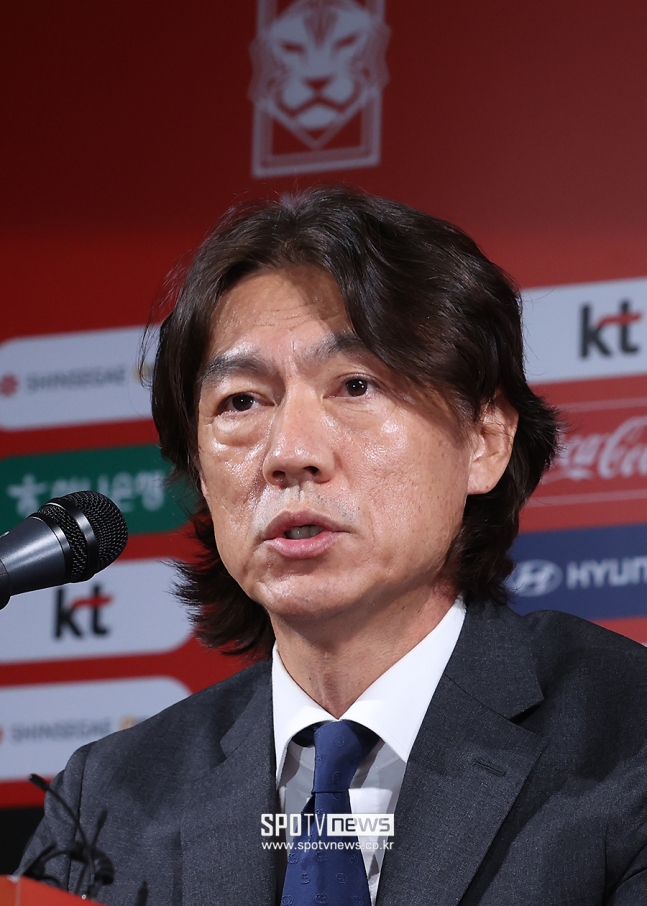 ▲ 홍명보 감독이 이끄는 대한민국 축구대표팀 코칭스태프가 확정됐다. 하지만 외국인은 여전히 협상 중이며 국내 코치진만 발표됐다. 박건하 전 수원삼성 감독, 김동진 홍콩 킷치FC 감독대행, 김진규 FC서울 전력강화실장을 대표팀 코치로 선임됐다. 홍명보 감독은 7월 8일에 선임됐는데 40일이 지나고 국내 코칭스태프만 확정됐다. 홍명보호는 11일 동안 대표팀에 차출된 선수들을 선별해 오는 26일 명단 발표를 해야 한다  ⓒ곽혜미 기자