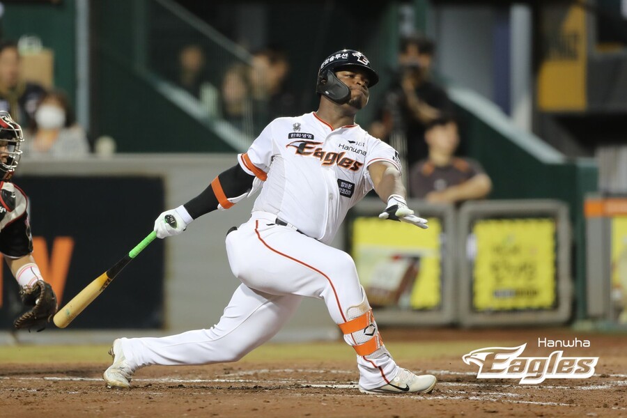 ‘5타수 5삼진 굴욕’ 페라자, 결국은 선발 제외… 김경문의 이유와 황준서 활용 방안은?