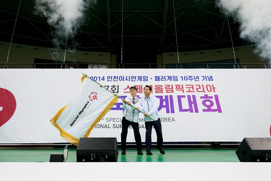 16일 인천광역시 남동체육관에서 이용훈 스페셜올림픽코리아 회장(왼쪽)과 유정복 인천광역시장이 '제17회 스페셜올림픽코리아 전국하계대회'의 대회기를 힘차게 흔들고 있다. ⓒSOK