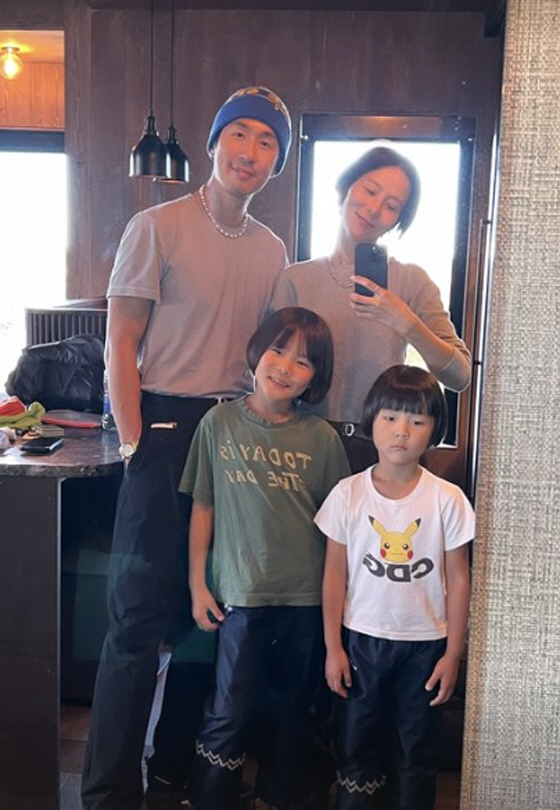 김나영, ♥마이큐+두 자녀와 '누가 봐도 가족사진'..편안한 여행 일상
