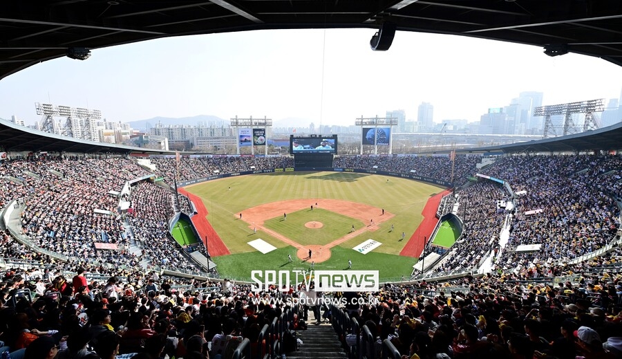 KBO 1000만 관중 시대가 현실로… 야구팬 폭발적 사랑에 역대급 흥행, 최다 관중 신기록 달성(종합)