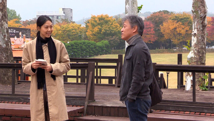 김민희, 연인 홍상수 손 잡고 로카르노 영화제 최우수 연기상 수상