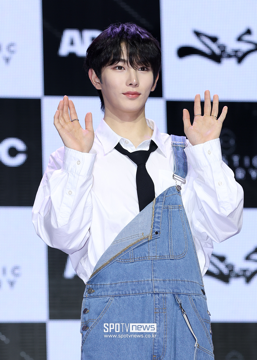 [포토S] 아크 지우, '귀엽게 멜빵바지 입고'