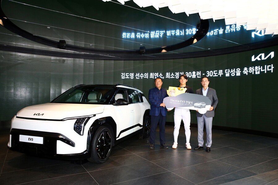 이제 김도영은 팬과 회사의 자부심… 기아 30-30 선물로 EV3 쐈다, “내 첫 전기차 기대 커”