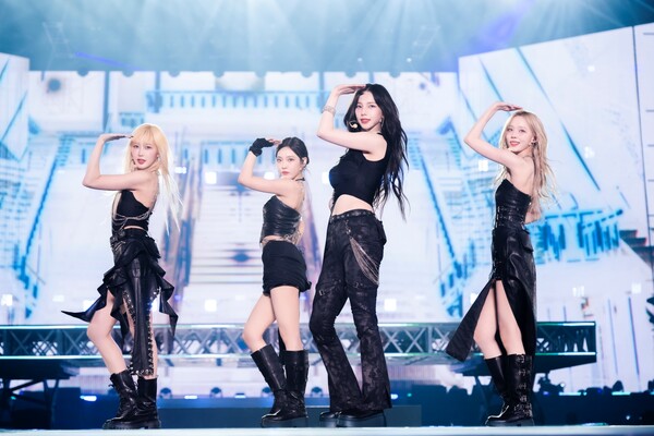 ▲ 에스파가 지난 17, 18일 이틀간 일본 도교돔 콘서트에서 무대를 선사하고 있다. 작년에도 도쿄돔 콘서트를 벌였던 에스파는 해외 여성 가수 최초로 2년 연속 도쿄돔 콘서트를 벌인 기록을 썼다. 제공|SM엔터테인먼트
