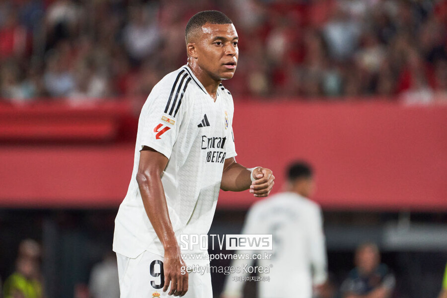 ▲ 프랑스 매체 ‘르 몽드’는 21일(한국시간) “킬리안 음바페는 PSG 측에 미지급 급여 5,500만 유로(약 812억 원)를 요구하고 있다. 그는 이번 사태에 대해 프랑스프로축구리그(LFP)와 유럽축구연맹(UEFA)에 연락을 취했다. 이에 LFP는 음바페의 미지급 급여 사태가 해결될 때까지 PSG의 이적을 막을 수 있는 힘이 있다. 또한 PSG는 현 상황이 해결되지 않는다면 이번 시즌 UEFA 라이센스를 잃어 유럽축구연맹 챔피언스리그(UCL)에 참가할 수 없을 수도 있다”라고 설명했다.