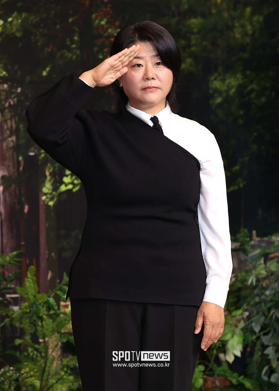 '아무도 없는 숲속에서' 이정은 "이 작품 때문에 점도 봤다, '잘 된다'더라"