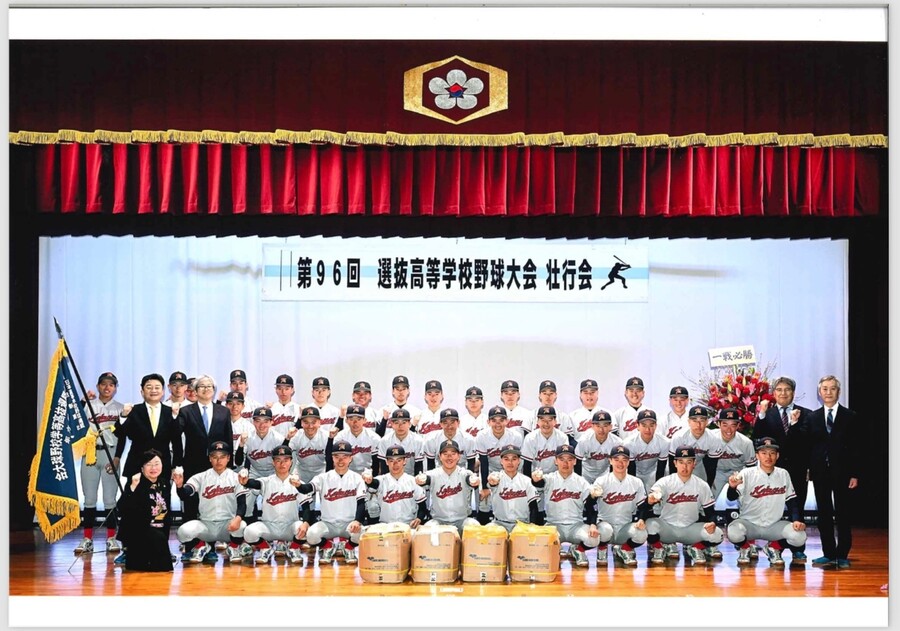 ▲ 심재학 KIA 단장이 퓨처스팀(2군) 캠프지에 가 있는 동안 일본 야구 관계자들과 면담을 할 일이 있었는데 당시 교토 국제고가 어려운 여건에서 훈련을 하고 있다는 이야기를 들었다. 이에 구단이 쓰던 연습구 1000구를 교토 국제고에 건넸다. 교토 국제고는 KIA의 마음이 담긴 그 공으로 강훈련을 한 결과 약속대로 고시엔 선전을 이뤄냈다. ⓒKIA타이거즈
