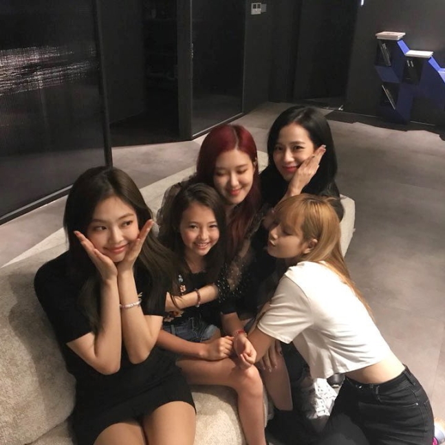 엘라 그로스, 블랙핑크 지수도 기뻐하는 '테디 걸그룹' 데뷔…"축하해"
