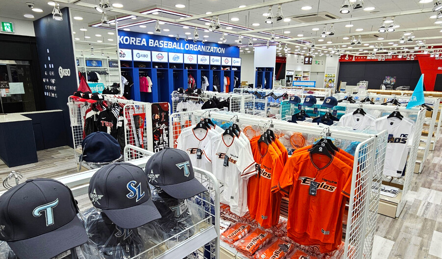 KBO, 오피스디포와 협업매장 전개…신사논현점 'KBO 스토어 1호점'