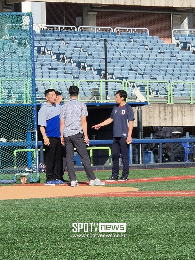 ▲ 허삼영 경기감독관과 두산 베어스, 삼성 라이온즈 관계자들이 대화를 나누고 있다. ⓒ 포항, 김민경 기자