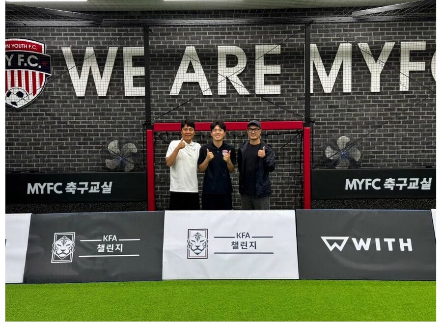 인증제 참여후 기념사진 좌부터 위플레이트 이동준 이사 / MYFC 문용근 감독 /  위플레이트 이웅장 대표