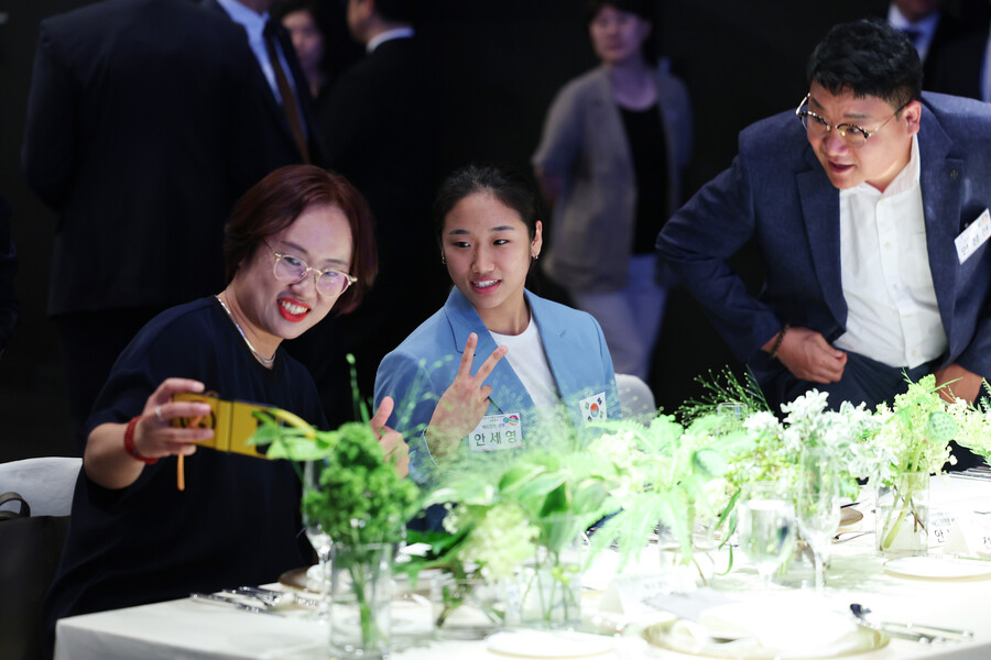 ▲ 2024 파리올림픽 배드민턴 여자 단식 금메달리스트인 안세영이 22일 서울의 한 호텔에서 열린 '2024 파리올림픽 선수단 격려 행사'에 참석해 행사 시작을 기다리고 있다.  ⓒ연합뉴스