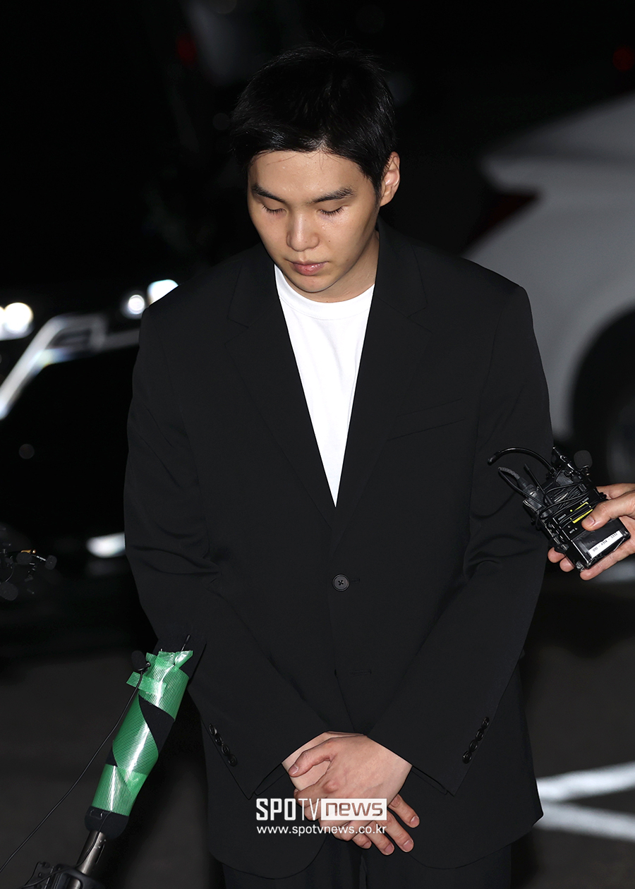 [포토S] '전동스쿠터 음주운전' 슈가, 고개 숙이며 경찰서 출석
