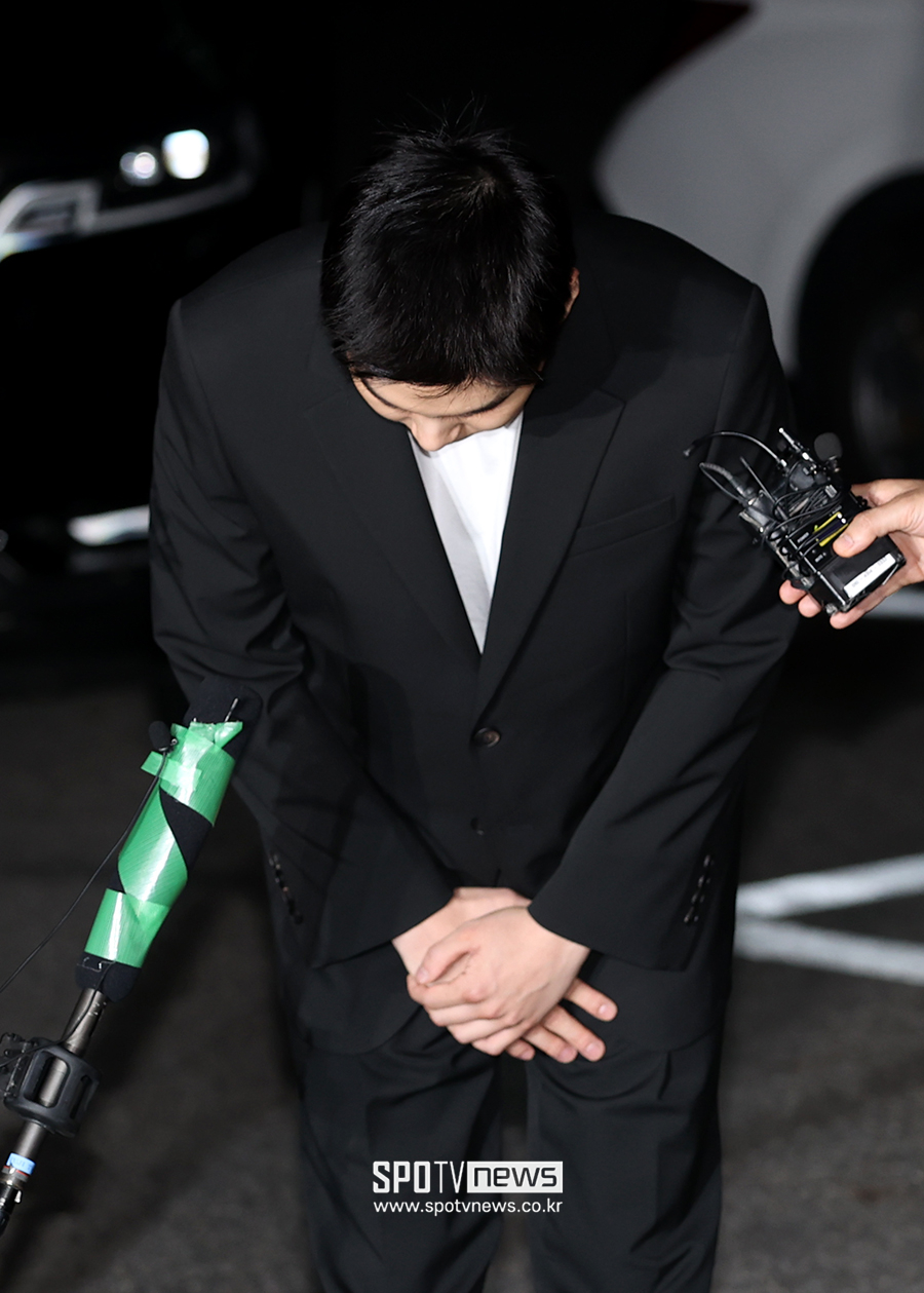 [포토S] 사죄의 인사하는 방탄소년단 슈가