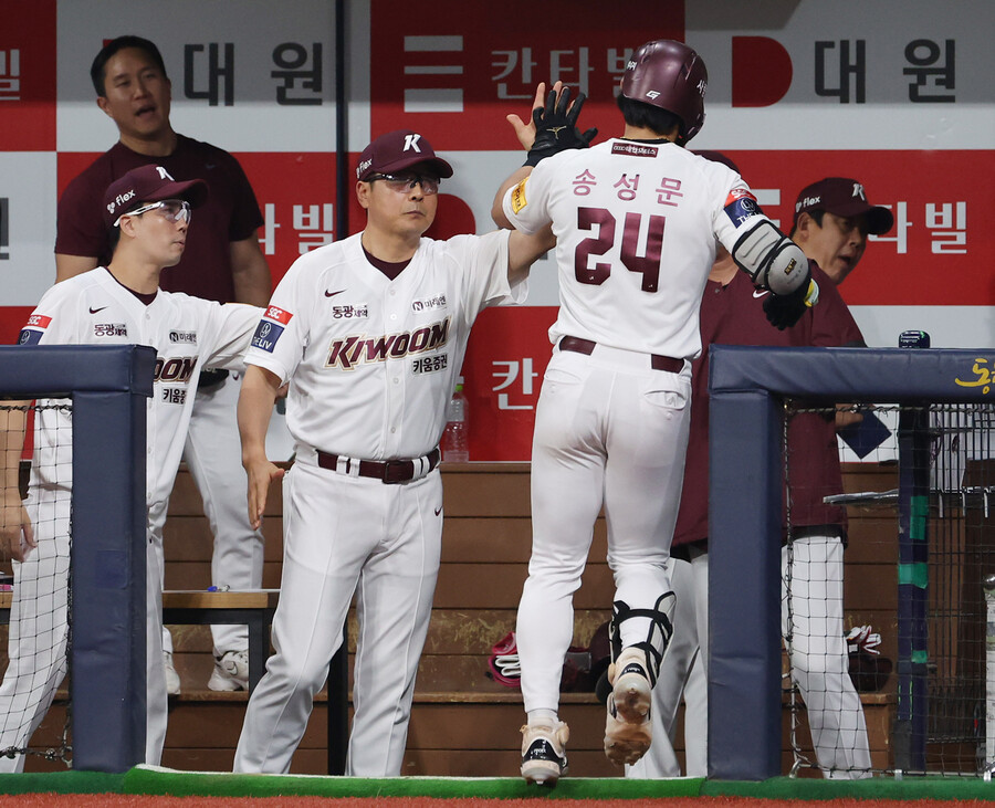 ‘LG, 삼성 추격 실패’ 키움, LG에 고춧가루 뿌렸다…홍원기 감독 “송성문 홈런 쐐기 박았다”