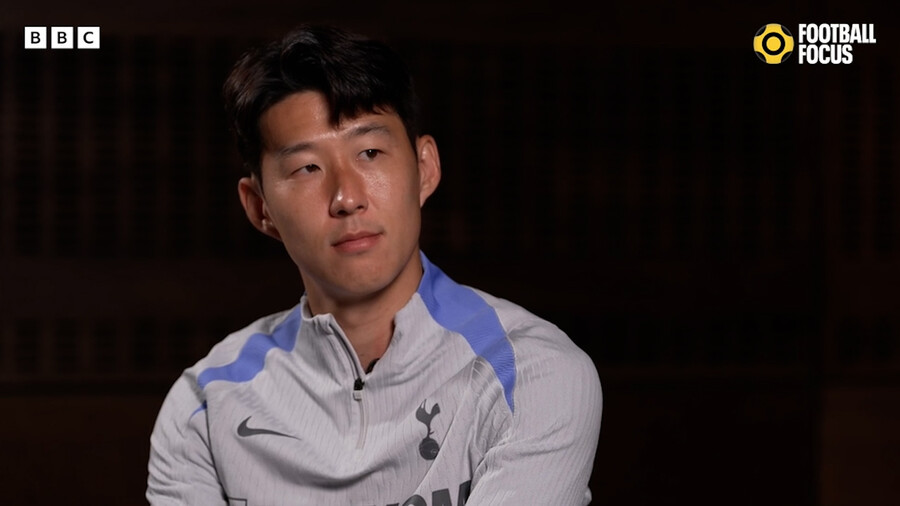 ▲ 손흥민의 개인 통산 프리미어리그 10번째 시즌은 쉽지 않다. 토트넘이 레스터 시티전에서 후반전에 부진으로 무승부를 하자 손흥민에게 집중 포화가 쏟아진다. 유효슈팅 0개에 평점 5점 등을 받자 '에이징 커브'를 논하면서 방출설을 제기하고 있다. "매 시즌 초심처럼 뛴다. 난 아직 프리미어리그에서 해야 할 일이 많다"는 손흥민이 모든 걸 잠재우려면 피치 위에서 증명하는 길 뿐이다  ⓒ영국 BBC 독점 인터뷰 캡처