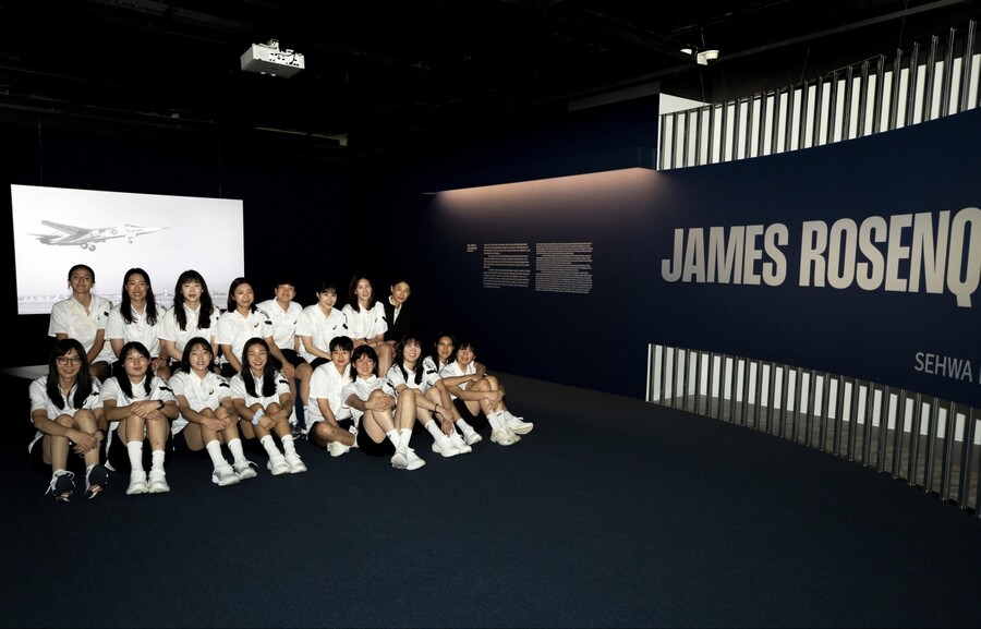 흥국생명 선수단, 팝아트 거장 '로젠퀴스트展' 초청 관람