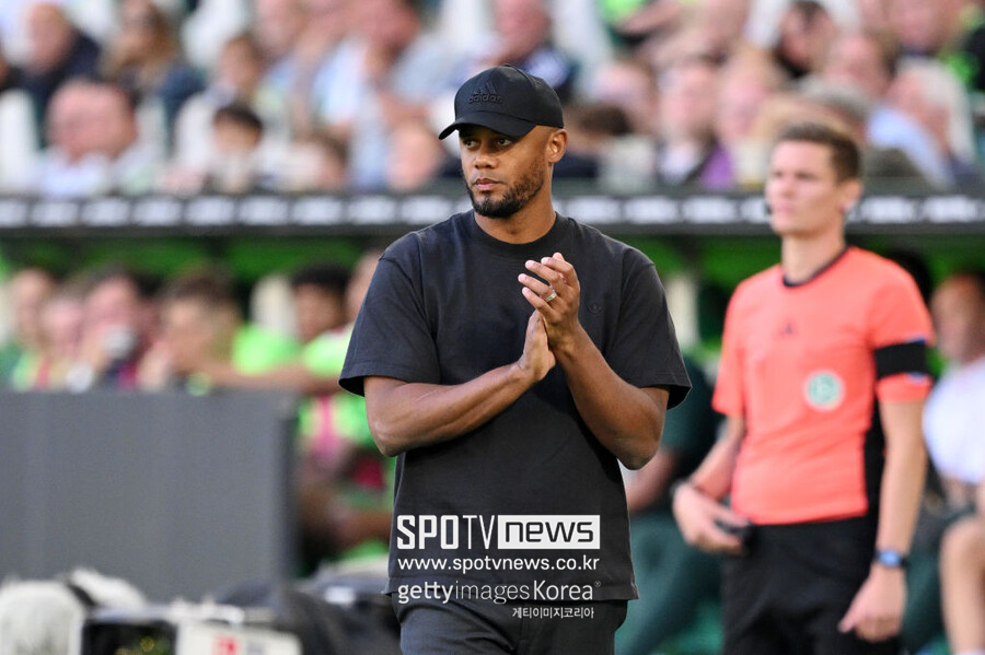 ▲ 실점의 빌미를 제공하는 장면에서 김민재의 실수도 있었다. 후반 10분 김민재가 센터라인 부근에서 시도한 백패스를 볼프스부르크 파트리크 비머가 가로챘다. 비머는 골 지역 부근까지 공을 몰고 들어간 뒤 로브로 마예르에게 패스했고, 마예르는 가볍게 슈팅해 2-1 역전을 만들었다. 뱅상 콤파니 감독은 '독일 스카이스포츠'의 케리 하우와 인터뷰에서 "우리팀의 멘탈이 훌륭했다. 김민재의 실수를 말하고 싶지 않고, 우리의 반응을 말하고 싶다. 우리 모두에게 좋았다"라고 말했다. 
