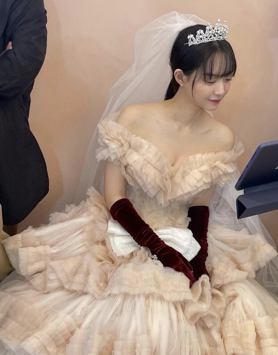 '♥김우빈' 신민아, 장기 열애 중 웨딩드레스 사진 공개 '곤듀님 미모'