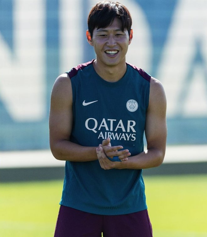 ▲ 프랑스 파리 생제르맹(PSG)은 28일(한국시간) 구단 공식 사회관계망서비스(SNS)를 통해 환하게 웃고 있는 이강인의 사진을 업로드했다. 그런데 이강인의 손가락에는 부상 테이프가 감겨 있었고, 해당 게시물에는 한국과 PSG 팬들의 걱정 어린 댓글이 쏟아졌다.  ⓒPSG