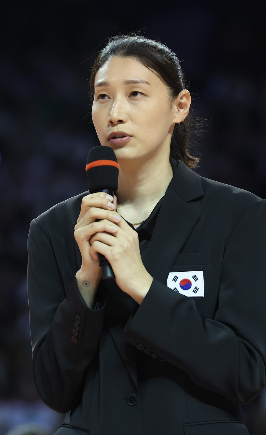 ▲ 김연경이 지난 6월 서울 잠실 실내체육관에서 열린 국가대표 은퇴식에서 소감을 밝히고 있다. 김연경은 지난 2020 도쿄올림픽 4강 신화를 이끌고 국가대표 은퇴를 선언했다. ⓒ연합뉴스