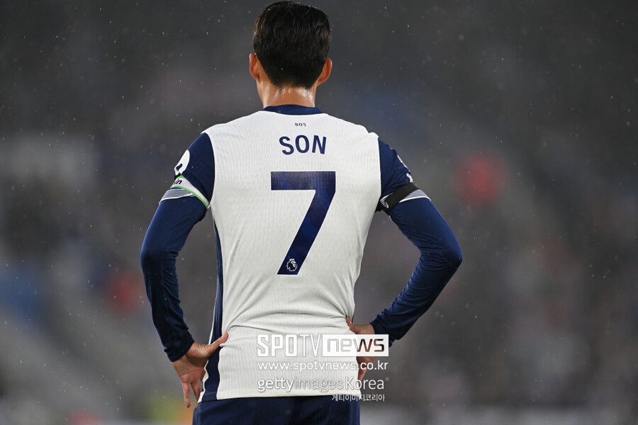 ▲ 영국 매체 ‘풋볼 런던’의 알레스데어 골드 기자는 27일(한국시간) “손흥민은 본인을 최고의 선수로 만들어준 엄청난 성실함을 갖추고 있다. 이 부분은 토트넘의 모든 어린 선수에게 영감을 주고 있다”라며 손흥민을 극찬했다.