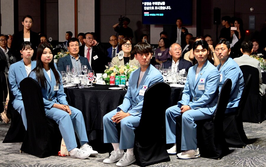  정의선 현대차그룹 회장과 양궁 국가대표 선수단 등 참석자들이 27일 서울 그랜드 워커힐 호텔에서 열린 2024 파리올림픽 양궁대표 선수단 환영 만찬에 참석하고 있다. ⓒ연합뉴스