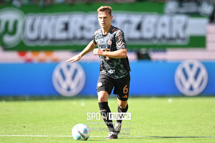▲ 독일판 ‘스카이스포츠’의 케리 하우 기자는 28일(한국시간) “요주아 키미히는 볼프스부르크전에서 김민재가 치명적인 실책을 저지른 이후 가장 먼저 그를 격려해줬다”라고 전했다. 이어 “바이에른 뮌헨은 김민재의 실책에 짜증을 느끼고 있지만, 김민재는 동료들의 웅원과 지원을 느끼고 있다”라고 덧붙였다.