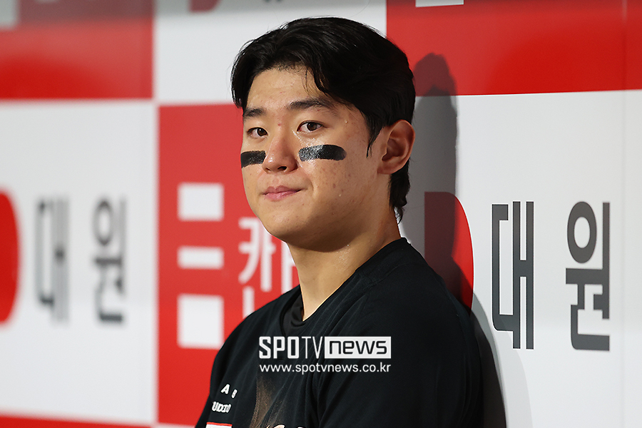 ▲ 김도영은 “의미가 있는 기록 유니폼이기도 해서 팬분들께서 많이 사주신 것 같다. 일단 너무 감사드린다”면서 “앞으로 팬분들이 실망하시지 않게 남은 시즌도 정말 열심히 잘해서 좋은 기록을 만들겠다”고 다짐했다.  ⓒ곽혜미 기자