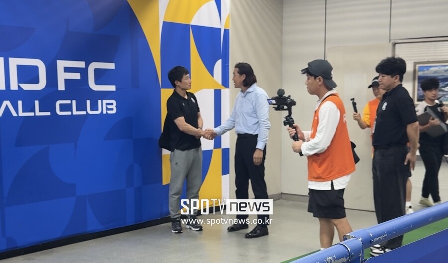 ▲ 승부의 세계는 냉정했다. 김판곤 감독이 울산HD를 이끌고 '제자' 이정효 감독의 광주FC와 만났다. 이정효 감독의 광주FC는 울산 원정길에서 잘 싸웠지만 한 골 차이를 극복하지 못했다. 김판곤 감독은 홈에서 두 골을 넣고 합계 스코어 3-2로 7년 만에 코리아컵 우승에 도전하게 됐다. 하지만 차가운 승부가 끝난 뒤에 두 감독은 공동취재구역(믹스트존)에서 누구보다 훈훈한 '사제 지간'으로 안부를 주고 받았다
