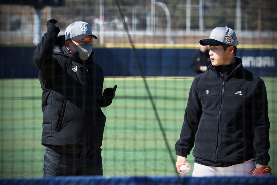 ▲ 선동열 전 야구대표팀 감독은 해태 타이거즈 시절이던 1993년 10승과 31세이브를 동시에 기록하면서 특급 마무리의 위용을 떨쳤다. 사진은 선동열 전 감독(왼쪽)이 박영현을 지도하고 있는 장면이다. ⓒKT 위즈