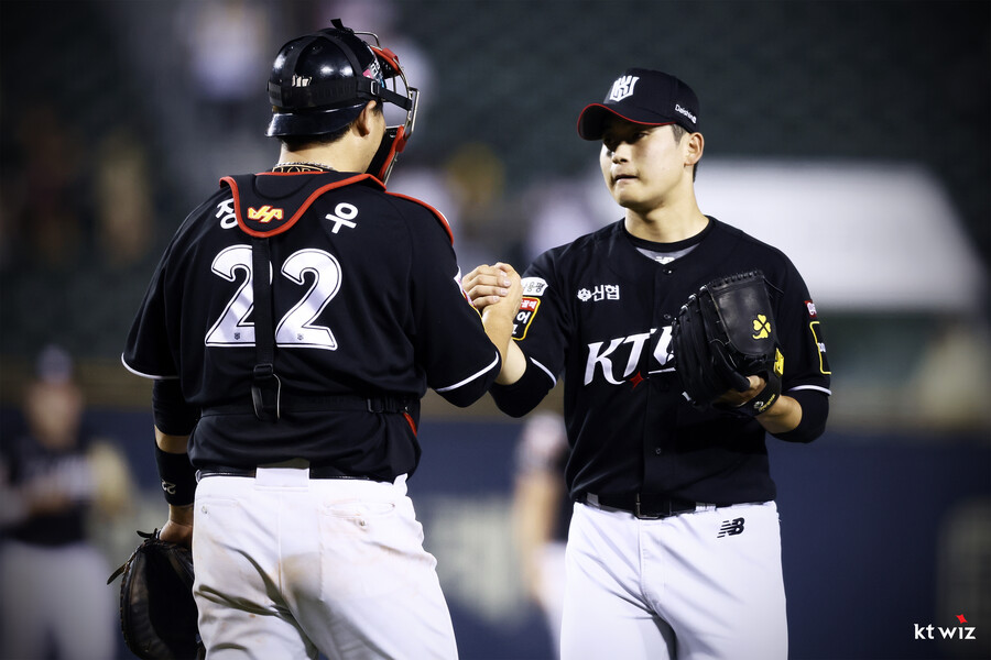 ▲ KT 위즈 마무리투수 박영현이 28일 잠실구장에서 열린 2024 신한 SOL뱅크 KBO 리그 LG 트윈스와의 방문 경기에서 구원투수로 등판해 1⅓이닝 무실점으로 막고 승리투수가 됐다. 포수 장성우와 기쁨을 나누고 있는 박영현. ⓒKT 위즈