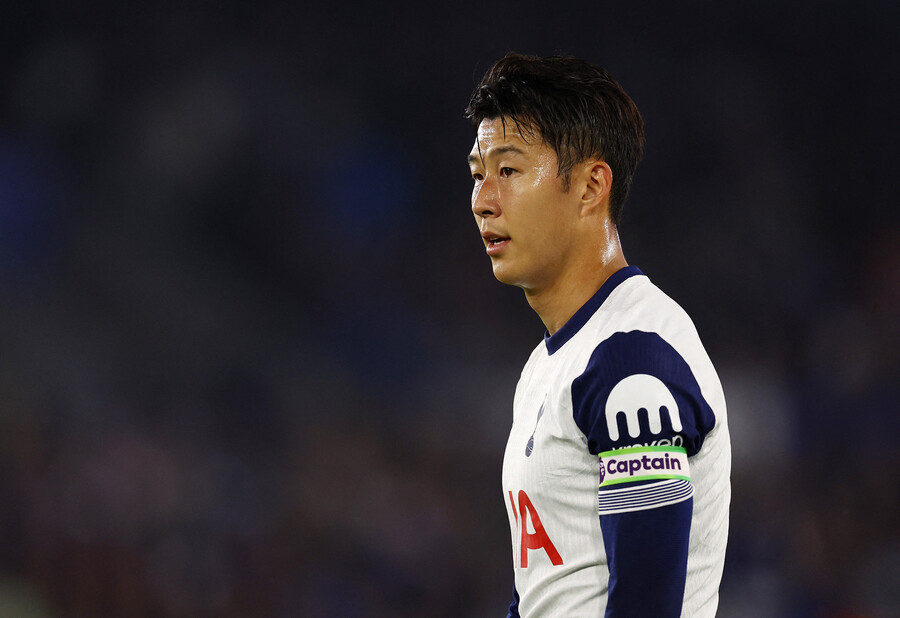 ▲ 손흥민이 토트넘 홋스퍼 입단 9주년을 맞이했다. 토트넘이 손흥민의 오랜 헌신에 축하하는 게시물을 올렸지만 북런던 라이벌 팀 아스널 팬들의 표적이 됐다. "입단 이후 아직도 우승이 없다"라며 조롱섞인 글을 사회관계망서비스(SNS)상에 올렸다. 하지만 손흥민은 "난 우승을 하기 위해 토트넘에 왔다. 그래서 올해는 정말 특별한 시즌이 되기를 바라고 있다"라며 이번 시즌에 트로피 확보를 열망하고 있다 ⓒ연합뉴스/로이터