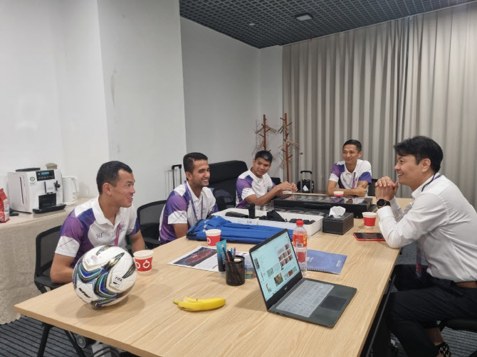 ▲ AFC 심판평가관으로 활약중인 모습