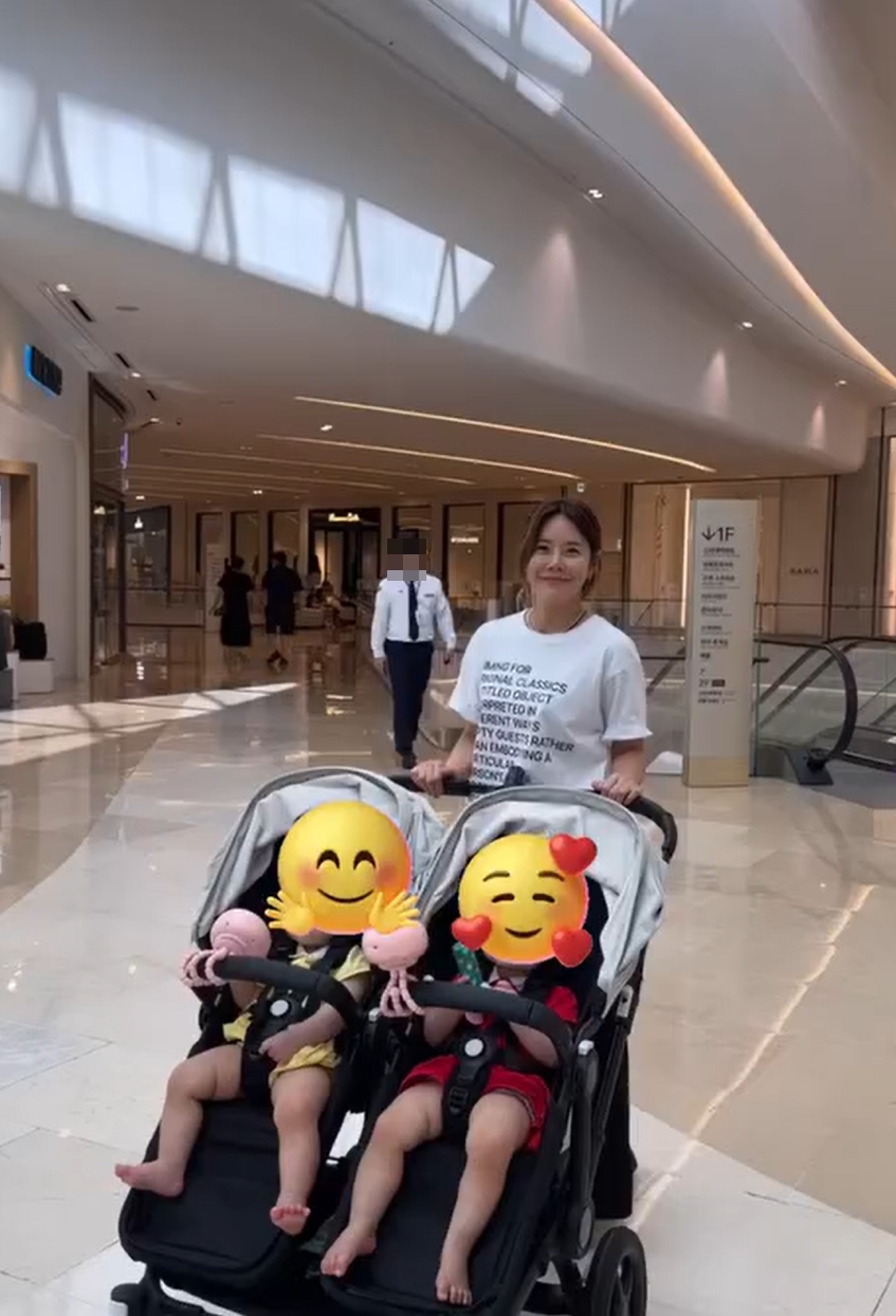 외출에 신난 쌍둥이맘…이연두, 상큼 미소 불변 '육아 일상'