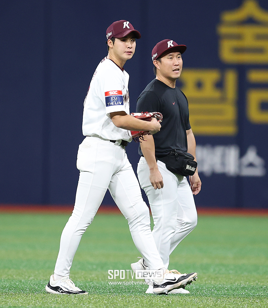 ▲ 덕수고 시절 최고 시속 157km에 달하는 강속구를 앞세워 '초고교급 투수'로 유명세를 떨쳤던 장재영은 2021년 1차지명으로 키움에 입단하면서 계약금 9억원을 받아 화제를 모았다. ⓒ곽혜미 기자
