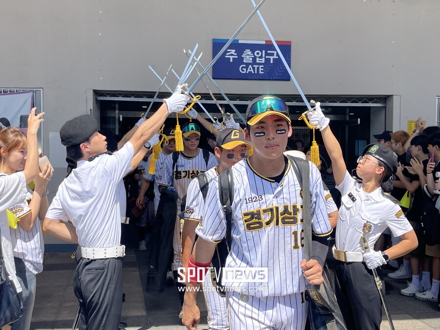 ▲경기상업고 선수들이 봉황대기 결승 진출을 확정 지은 후 축하를 받으며 경기장을 빠져나오고 있다. ⓒ목동, 최민우 기자
