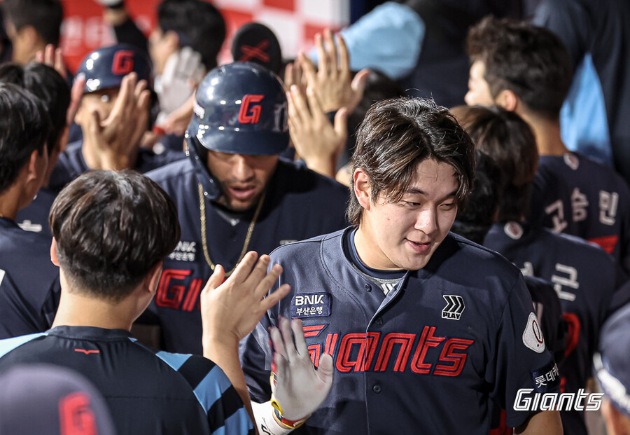 ▲ 롯데 나승엽이 3점홈런을 터뜨리고 덕아웃에서 동료들의 축하를 받고 있다. ⓒ롯데 자이언츠