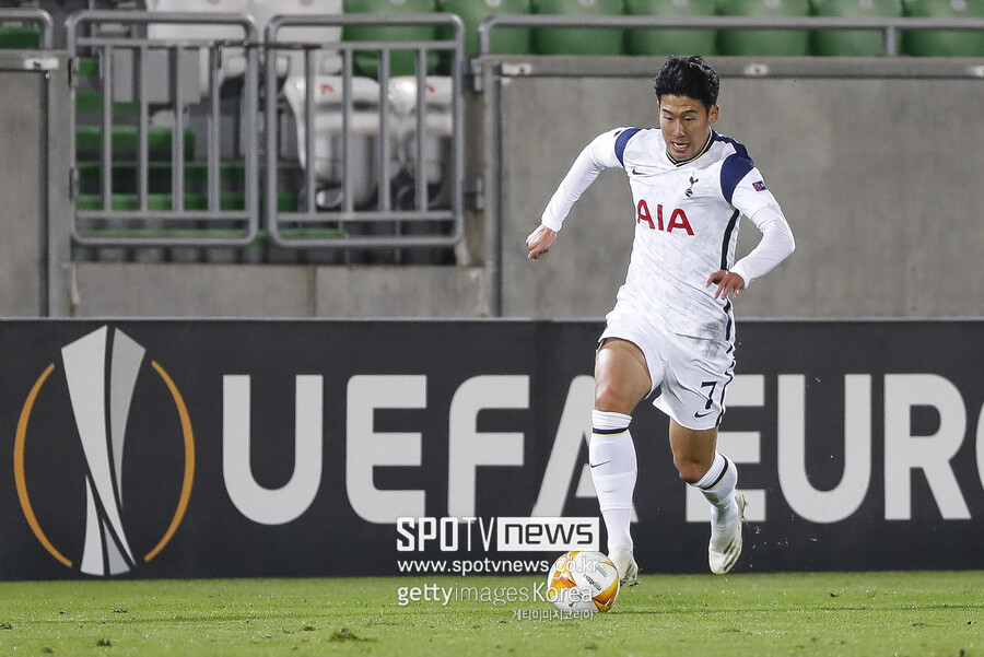 ▲ 손흥민이 유럽대항전에서 토트넘 역사를 쓰게 될까. 우승 가능성이 꽤 있는 UEFA 유로파리그 대진이 나왔다. 포트1에 배치됐던 토트넘은 AS 로마(이탈리아), 레인저스(스코틀랜드), 카라바흐(아제르바이잔), 갈라타사라이(튀르키예), 호펜하임(독일) 등과 한 조에 묶여 16강 진출 경쟁을 한다. 최근에 인터뷰에서 "내가 토트넘에 온 이유는 우승이다. 우승을 정말 원한다. 우승을 하게 되면 그때 레전드라고 불러도 좋다. 올 시즌은 특별한 시즌이 됐으면 좋겠다"라며 트로피를 열망한 손흥민이다