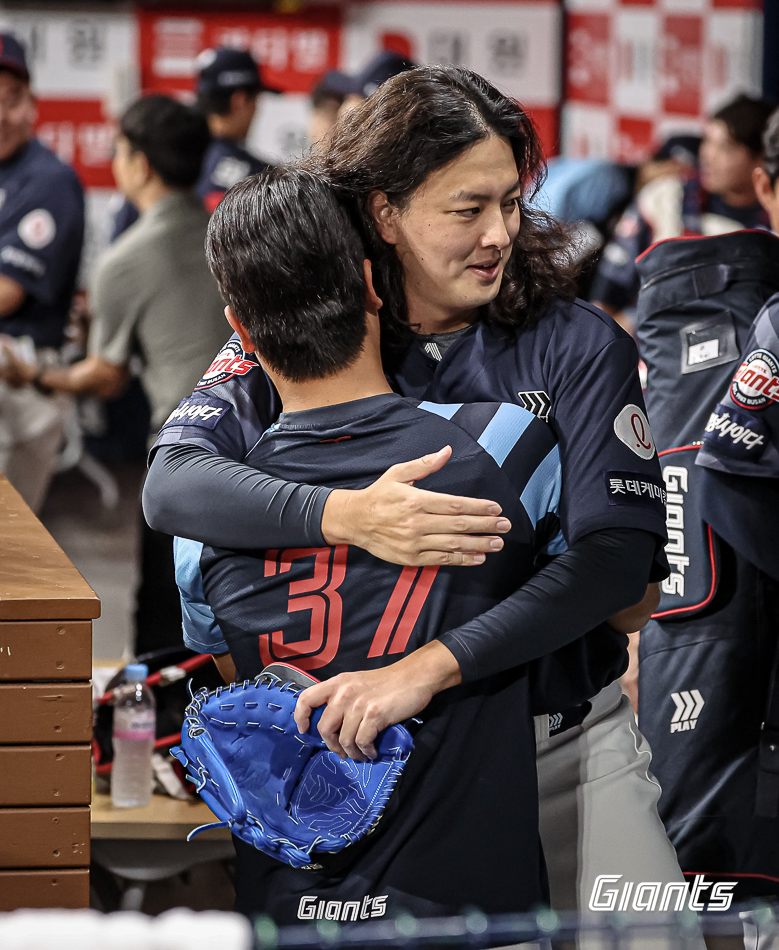 롯데 신인이 밤 12시에 야구한 동료들 구했다…최고구속 141km인데 왜 속수무책 당했나