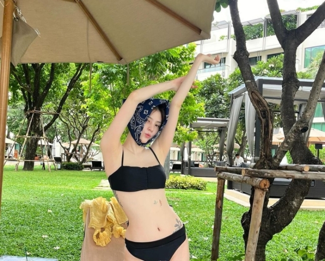 한소희, 뽀얀 비키니 몸매에 치골 타투까지 '순수 섹시'