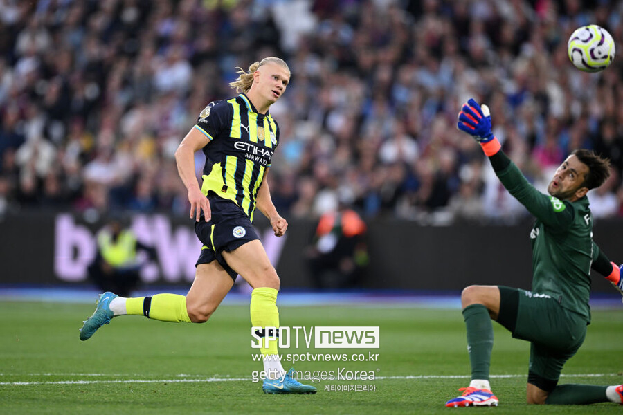 ▲ 홀란이 세 시즌 연속 프리미어리그 득점왕에 일찌감치 시동을 걸었다. 앞서 입스위치 타운을 상대로도 해트트릭을 터뜨렸다. 첼시와 개막전에서 기록한 1골을 포함해 벌써 3라운드 만에 7골을 달성했다. 올 시즌 브라이튼 앤 호브 알비온이 6골로 팀 득점 2위인데 홀란 혼자 7골이라 놀라움을 안긴다.