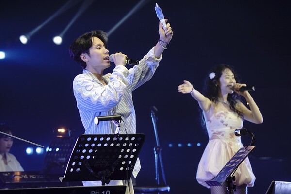 ▲ 아시아 투어를 벌이고 있는 뎁트의 공연 모습. 제공|뎁트뮤직
