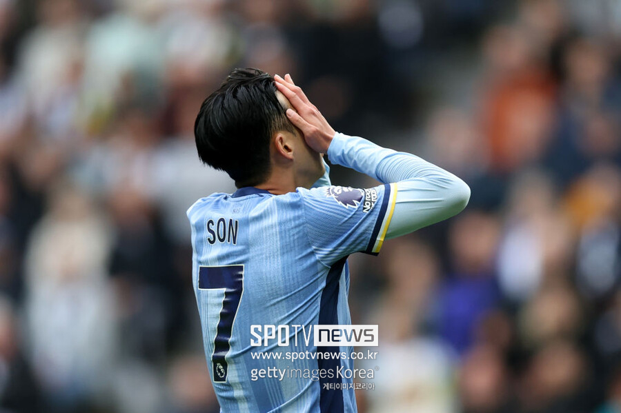 ▲ 토트넘은 뉴캐슬을 상대한 2024-25 EPL 3라운드에서 손흥민 윙어-클루셉스키 톱 카드를 꺼냈다. 그러나 전반전에 실점하면서 손흥민을 다시 톱으로 뛰는 걸 주문했다. 아쉽게도 유효슈팅은 0개였고 에버턴전에 이어 두 경기 연속골에 실패했다. 토트넘도 뉴캐슬에 패해 온갖 혹평이 손흥민에게 쏟아지고 있다.
