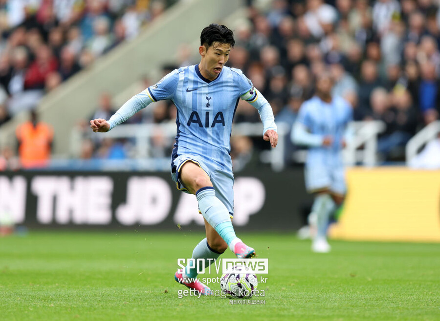▲ 토트넘은 뉴캐슬을 상대한 2024-25 EPL 3라운드에서 손흥민 윙어-클루셉스키 톱 카드를 꺼냈다. 그러나 전반전에 실점하면서 손흥민을 다시 톱으로 뛰는 걸 주문했다. 아쉽게도 유효슈팅은 0개였고 에버턴전에 이어 두 경기 연속골에 실패했다. 토트넘도 뉴캐슬에 패해 온갖 혹평이 손흥민에게 쏟아지고 있다.