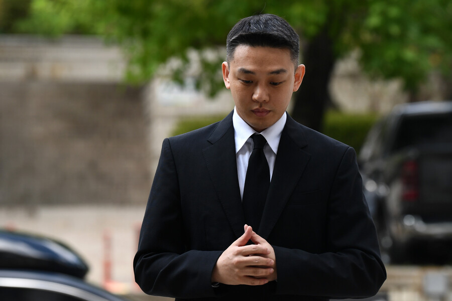 '마약 상습 투약' 유아인, 1심 징역 1년…법정 구속
